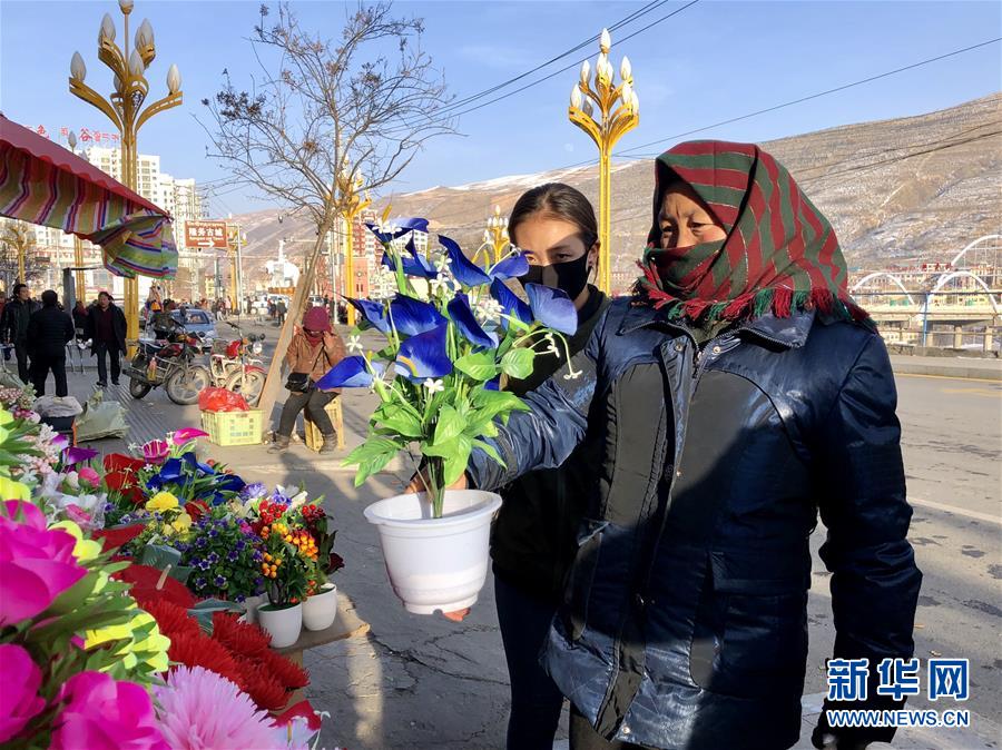 （新春走基層·圖文互動）（2）“只要備好年貨，新的一年就可以風(fēng)調(diào)雨順”——臘月藏區(qū)年貨市場見聞