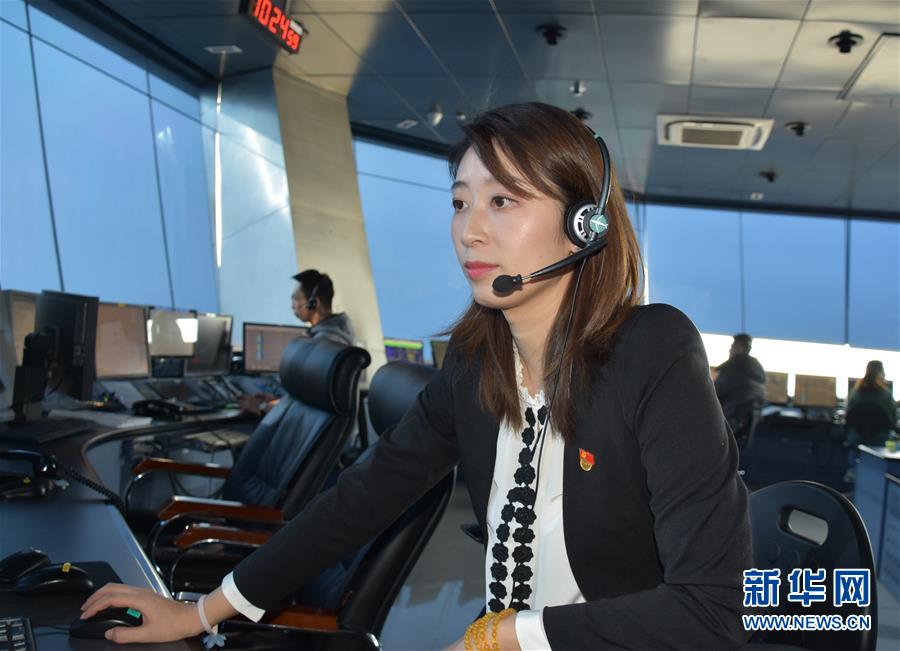 （關(guān)注春運·圖文互動）在崗一分鐘，保證安全60秒——記守護遠航客機的“燈塔”管制員
