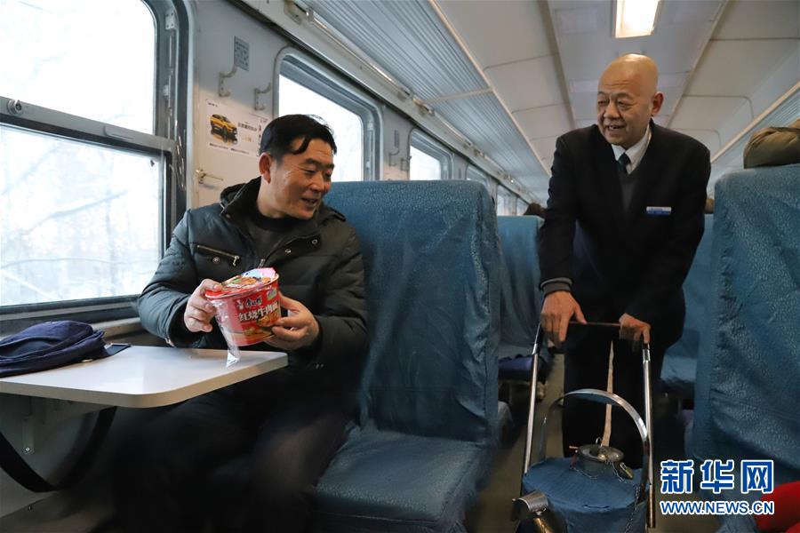 （新春走基層·圖文互動(dòng)）（1）小康路上，與“小慢車(chē)”同行——長(zhǎng)白山區(qū)綠皮火車(chē)二三事