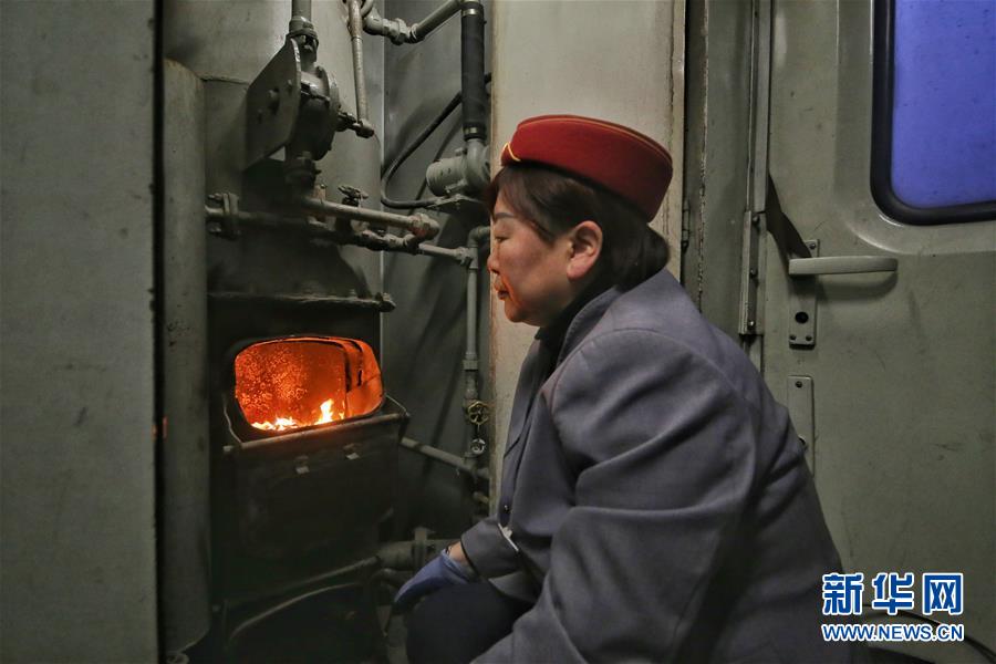 （新春走基層·圖文互動(dòng)）（2）小康路上，與“小慢車(chē)”同行——長(zhǎng)白山區(qū)綠皮火車(chē)二三事