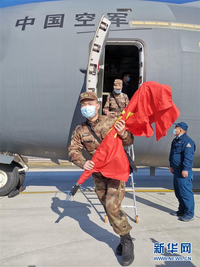 （聚焦疫情防控·圖文互動(dòng)）（5）空軍第四次向武漢大規(guī)?？者\(yùn)醫(yī)療隊(duì)員和物資