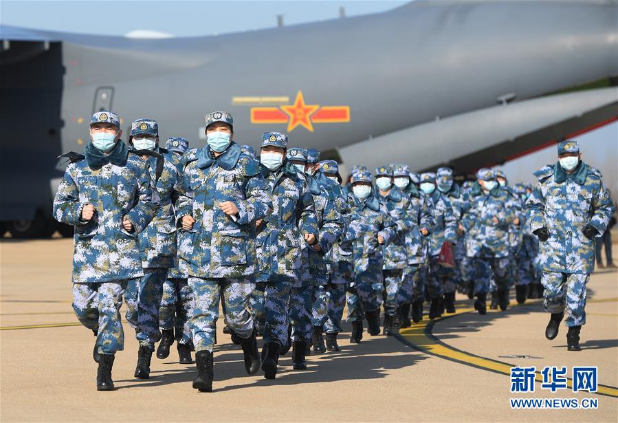 （聚焦疫情防控·圖文互動(dòng)）（9）空軍第四次向武漢大規(guī)?？者\(yùn)醫(yī)療隊(duì)員和物資