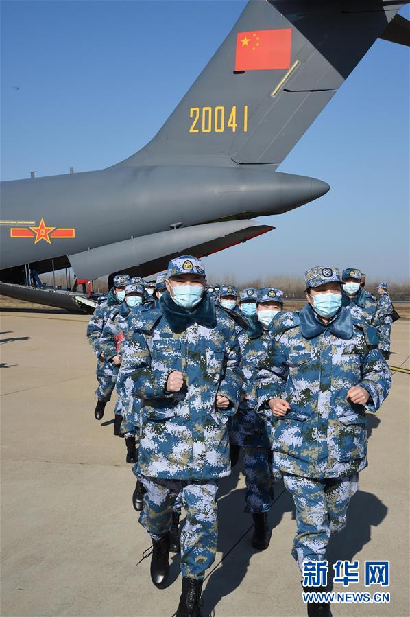 （聚焦疫情防控·圖文互動(dòng)）（14）空軍第四次向武漢大規(guī)?？者\(yùn)醫(yī)療隊(duì)員和物資
