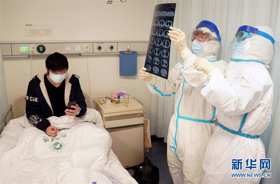 （新華全媒頭條·圖文互動）（7）“與國家同舟，與人民共濟(jì)”——新冠肺炎重癥救治同濟(jì)醫(yī)院戰(zhàn)“疫”直擊