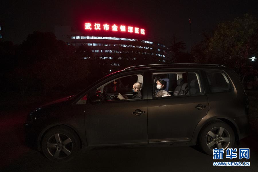 （一線抗疫群英譜·圖文互動(dòng)）（1）特寫：為節(jié)省10分鐘，這對(duì)醫(yī)護(hù)夫妻“以車為家”