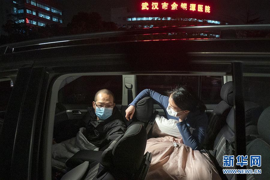 （一線抗疫群英譜·圖文互動(dòng)）（4）特寫：為節(jié)省10分鐘，這對(duì)醫(yī)護(hù)夫妻“以車為家”