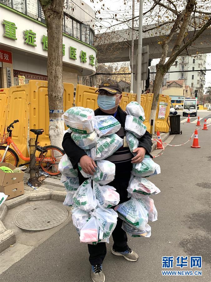 （新華全媒頭條·圖文互動）（1）守望相助，堅忍不拔——致敬武漢戰(zhàn)“疫”中千千萬萬個平凡英雄