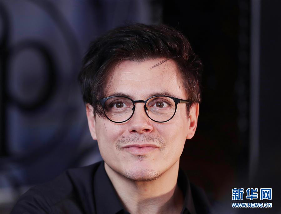 （國(guó)際·圖文互動(dòng)）（6）通訊：手牽手，我們共同驅(qū)散陰霾——法國(guó)音樂人創(chuàng)作抗疫歌曲背后的故事