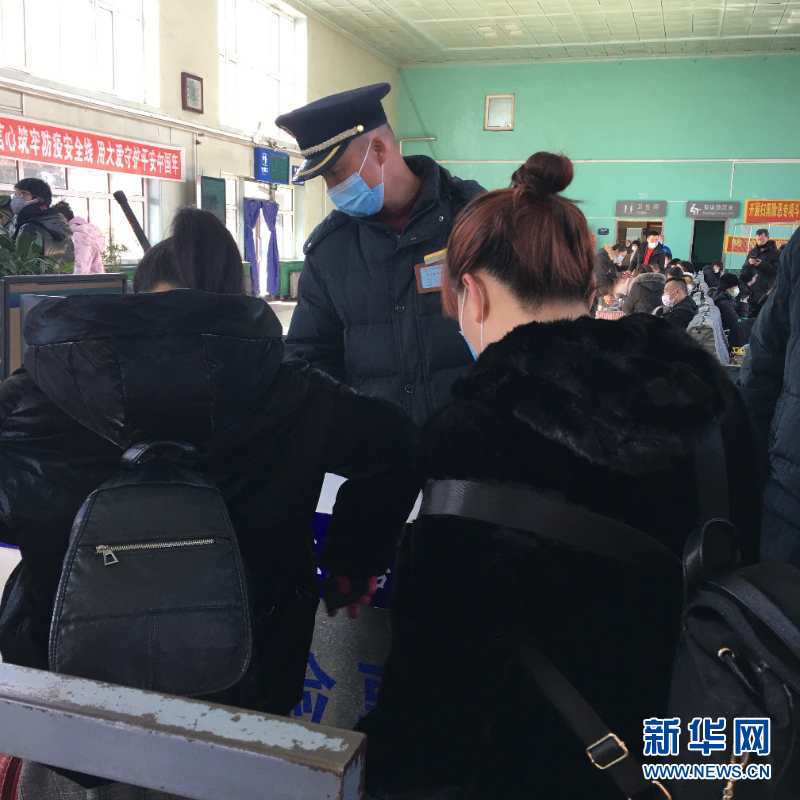 （新華網(wǎng)·圖文互動(dòng)）（2）疫情下，小站鐵路安檢員收獲10多萬(wàn)粉絲