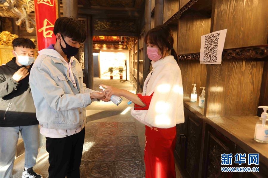 （圖文互動(dòng)）（5）特寫(xiě)：限人數(shù)、分餐吃、用公筷——偏遠(yuǎn)小城“吃飯”見(jiàn)聞