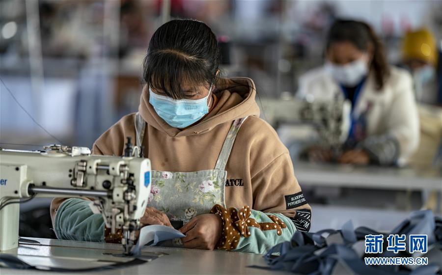 （在習(xí)近平新時代中國特色社會主義思想指引下——新時代新作為新篇章·習(xí)近平總書記關(guān)切事·圖文互動）（1）戰(zhàn)“疫”要勁時，戰(zhàn)“貧”再加把勁！——中央各部門助力脫貧攻堅很給力