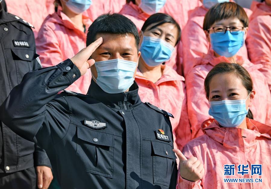 （習近平致敬的戰(zhàn)“疫”英雄·公安干警篇·圖文互動）（1）他們，抗疫一線鑄警魂