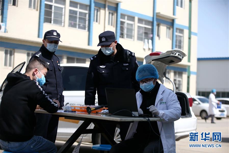 （習近平致敬的戰(zhàn)“疫”英雄·公安干警篇·圖文互動）（3）他們，抗疫一線鑄警魂
