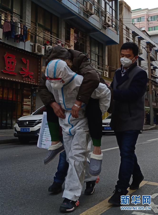 （習近平致敬的戰(zhàn)“疫”英雄·公安干警篇·圖文互動）（4）他們，抗疫一線鑄警魂