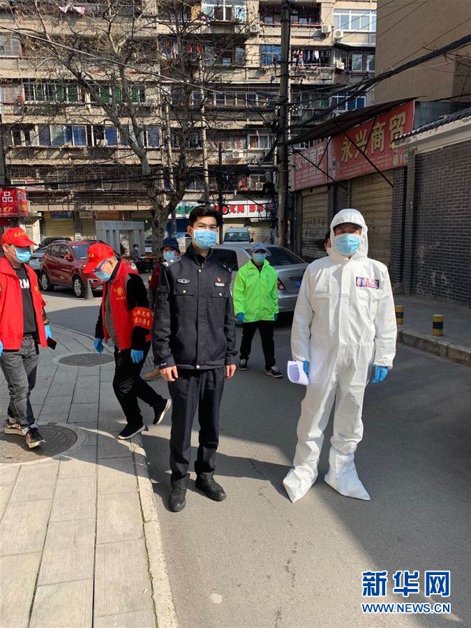 （習近平致敬的戰(zhàn)“疫”英雄·公安干警篇·圖文互動）（6）他們，抗疫一線鑄警魂