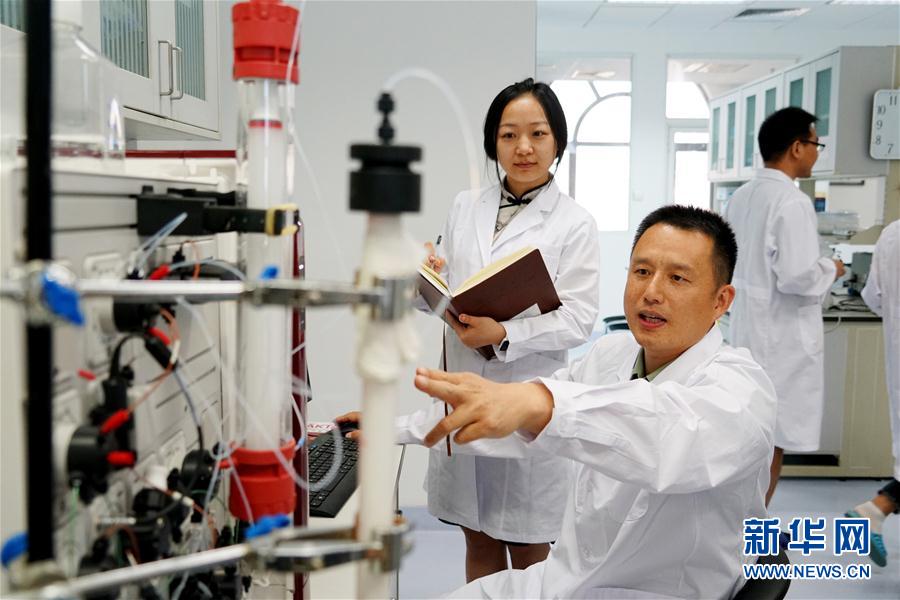 （習(xí)近平致敬的戰(zhàn)“疫”英雄·科技工作者篇·圖文互動）（2）他們，爭分奪秒與病魔較量