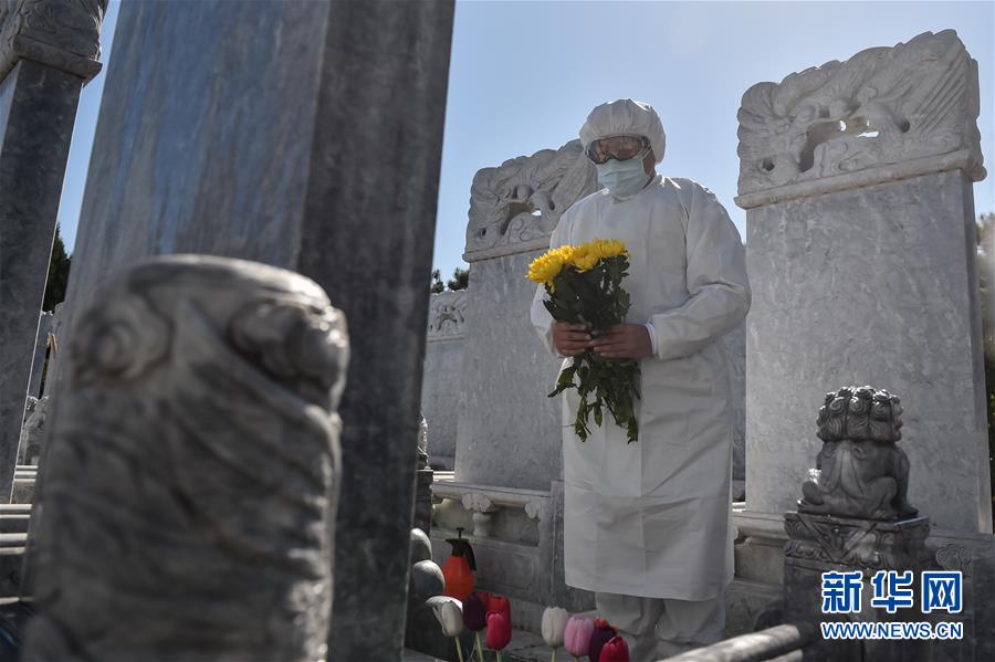 （圖文互動）（3）網(wǎng)上預(yù)約、分時祭掃、代祭服務(wù)——北京八寶山人民公墓清明祭掃見聞