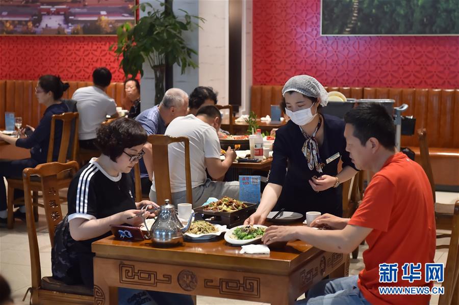 （圖文互動）（3）北京節(jié)日市場復(fù)工忙、人氣旺