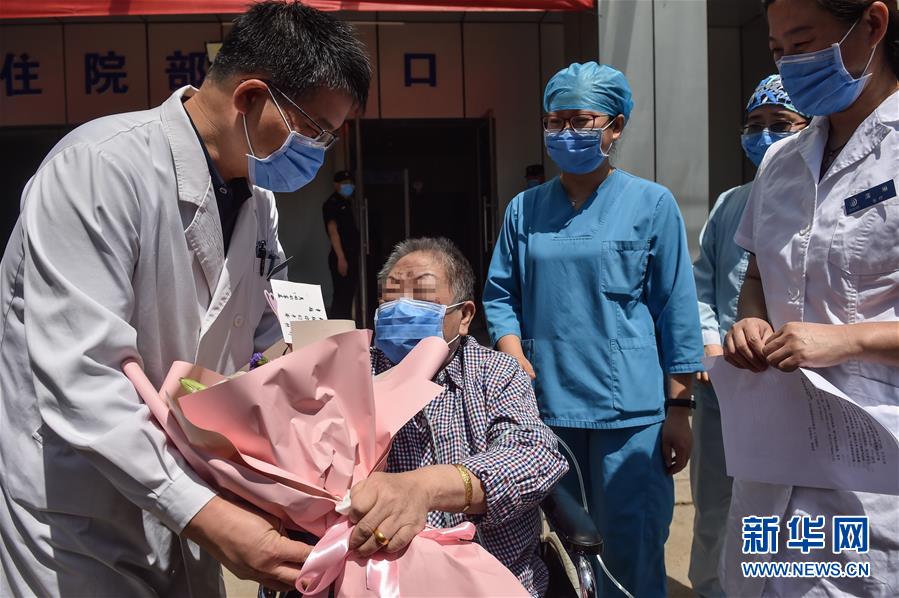 （新華全媒頭條·圖文互動(dòng)）（1）“始終把人民群眾生命安全和身體健康放在第一位”——中國(guó)抗疫彰顯“生命至上、人民至上”理念