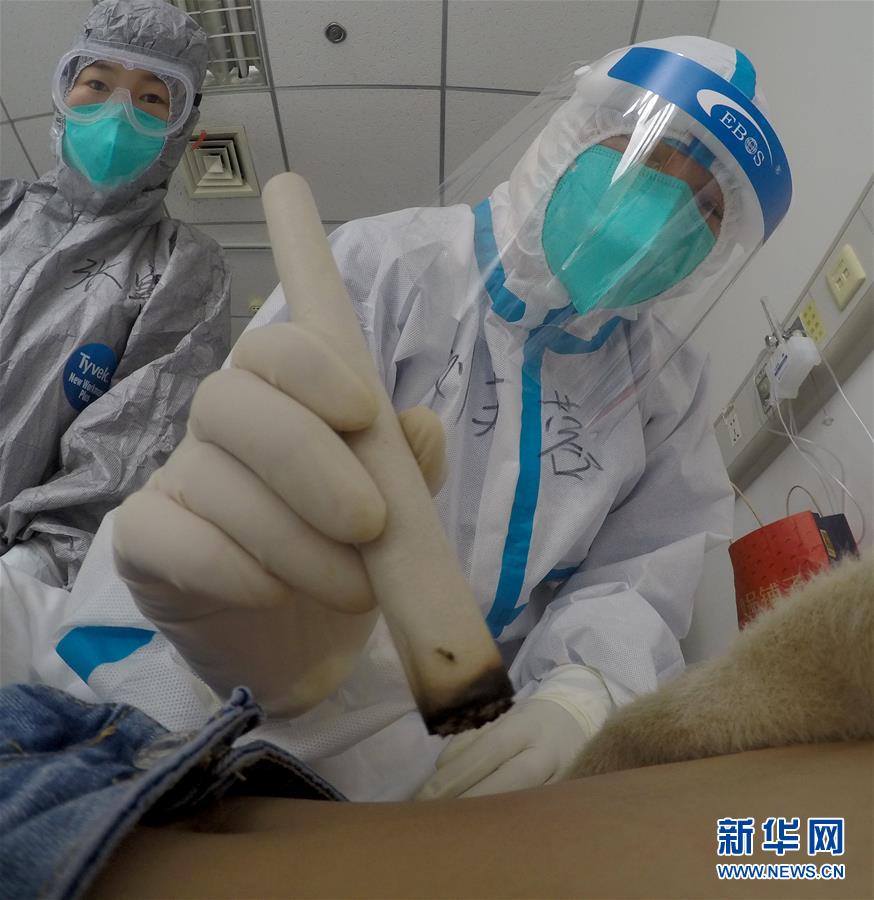 （新華全媒頭條·圖文互動(dòng)）（9）“始終把人民群眾生命安全和身體健康放在第一位”——中國(guó)抗疫彰顯“生命至上、人民至上”理念