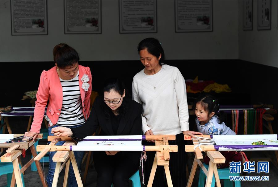 （兩會(huì)人物·圖文互動(dòng)）（1）帶娃、賺錢(qián)兩不誤——一位農(nóng)民工代表眼中的脫貧新工作