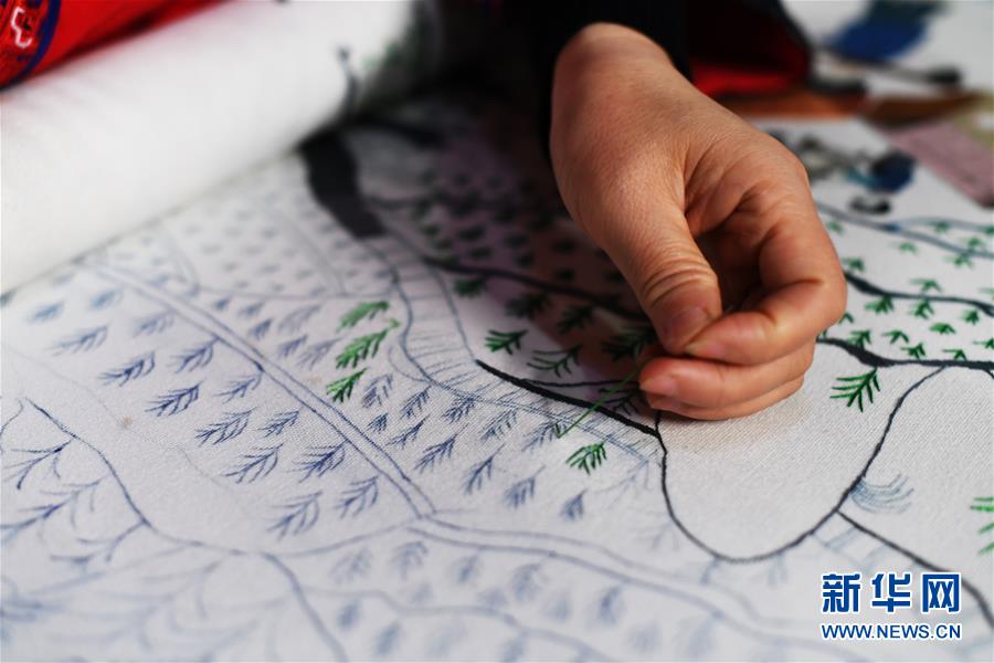 （兩會(huì)人物·圖文互動(dòng)）（2）帶娃、賺錢(qián)兩不誤——一位農(nóng)民工代表眼中的脫貧新工作