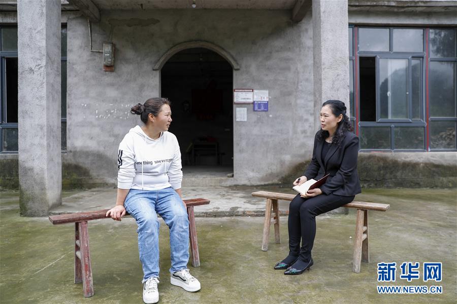 （兩會(huì)人物·圖文互動(dòng)）（4）帶娃、賺錢(qián)兩不誤——一位農(nóng)民工代表眼中的脫貧新工作