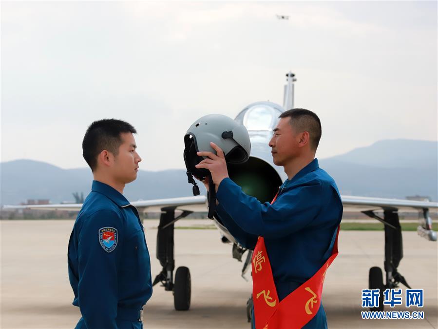 （圖文互動(dòng)）（2）5290小時(shí)！中國(guó)空軍殲擊機(jī)飛行紀(jì)錄保持者光榮停飛