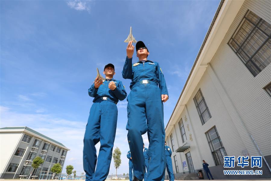 （圖文互動(dòng)）（3）5290小時(shí)！中國(guó)空軍殲擊機(jī)飛行紀(jì)錄保持者光榮停飛