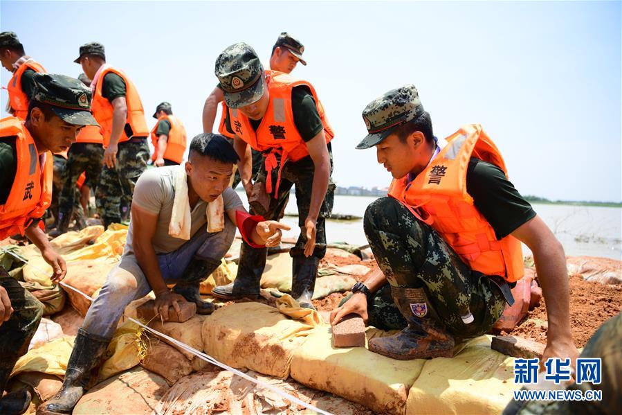 （防汛抗洪·圖文互動(dòng)）（2）洪水不退，子弟兵誓死不退——解放軍和武警部隊(duì)官兵參與洪澇災(zāi)害搶險(xiǎn)救援記事