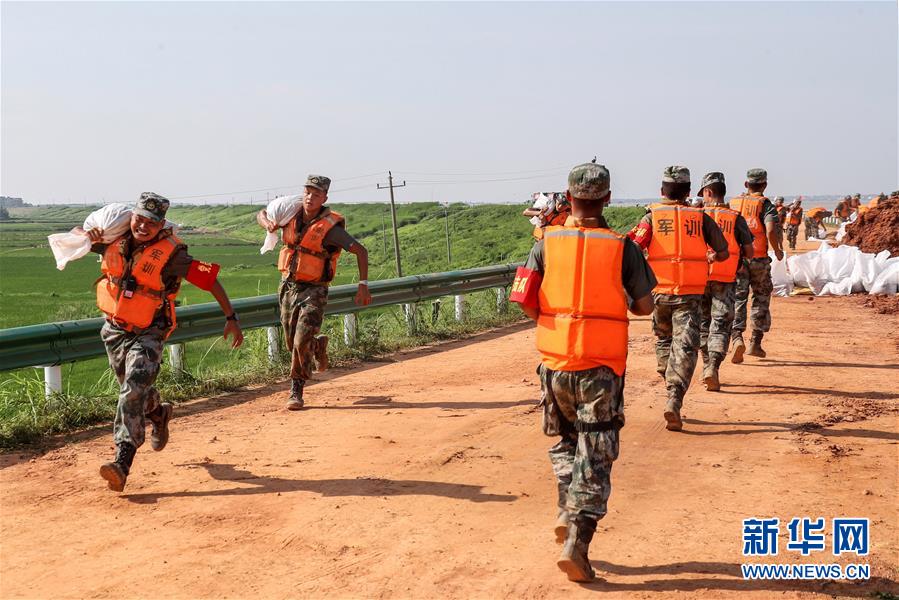 （防汛抗洪·圖文互動(dòng)）（5）洪水不退，子弟兵誓死不退——解放軍和武警部隊(duì)官兵參與洪澇災(zāi)害搶險(xiǎn)救援記事