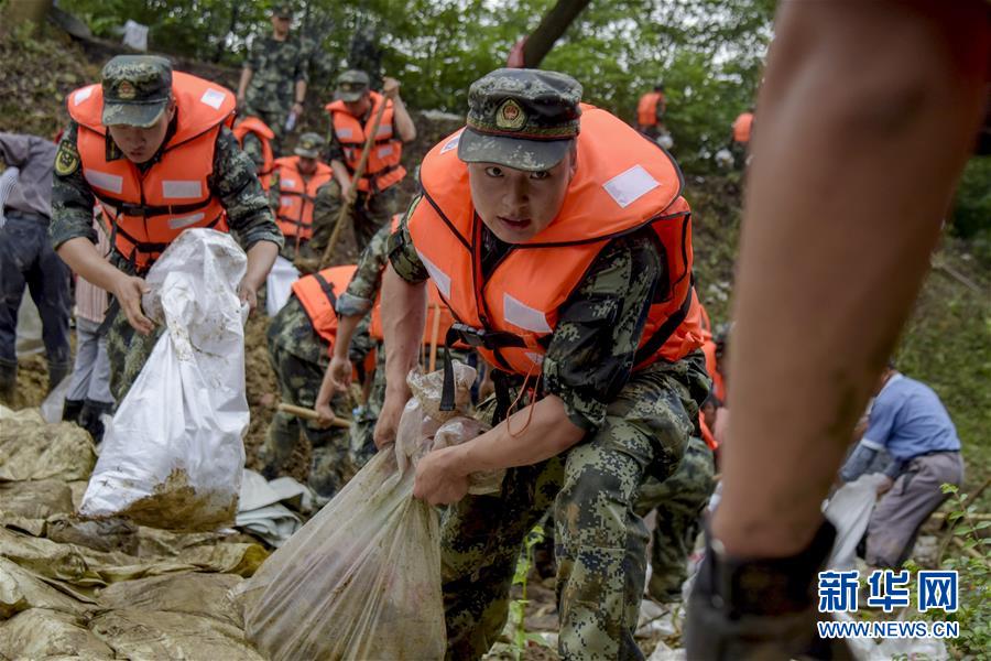 （防汛抗洪·圖文互動(dòng)）（6）洪水不退，子弟兵誓死不退——解放軍和武警部隊(duì)官兵參與洪澇災(zāi)害搶險(xiǎn)救援記事