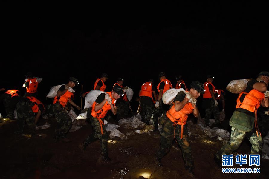 （防汛抗洪·圖文互動(dòng)）（7）洪水不退，子弟兵誓死不退——解放軍和武警部隊(duì)官兵參與洪澇災(zāi)害搶險(xiǎn)救援記事