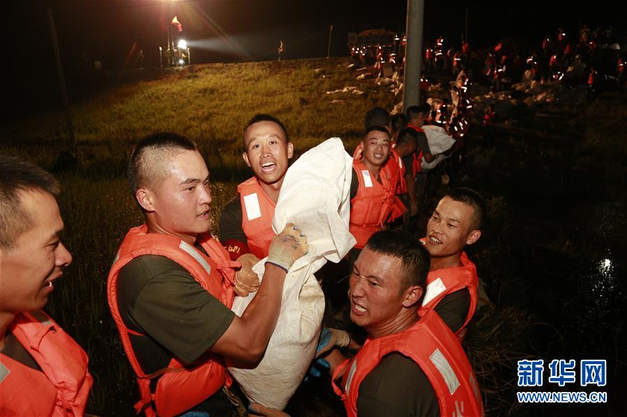 （防汛抗洪·圖文互動(dòng)）（8）洪水不退，子弟兵誓死不退——解放軍和武警部隊(duì)官兵參與洪澇災(zāi)害搶險(xiǎn)救援記事