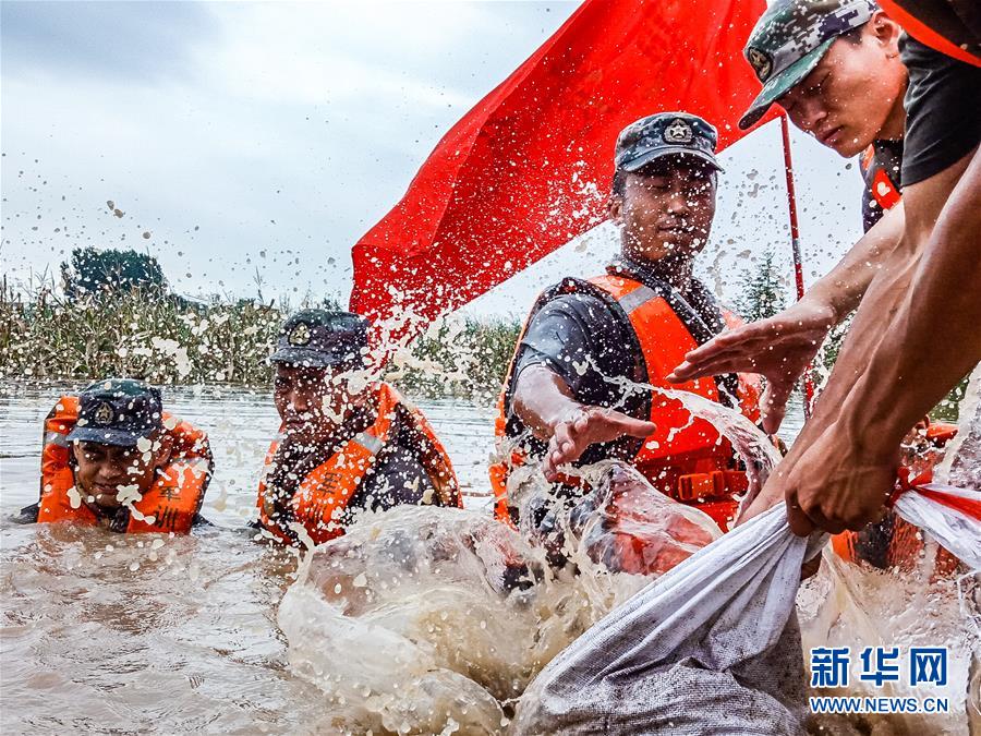 （防汛抗洪·圖文互動(dòng)）（9）洪水不退，子弟兵誓死不退——解放軍和武警部隊(duì)官兵參與洪澇災(zāi)害搶險(xiǎn)救援記事