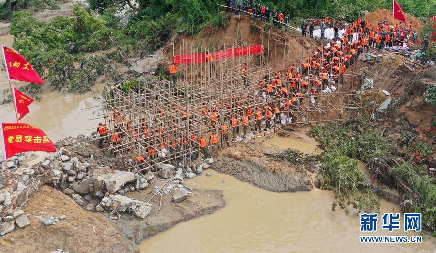 （防汛抗洪·圖文互動(dòng)）（10）洪水不退，子弟兵誓死不退——解放軍和武警部隊(duì)官兵參與洪澇災(zāi)害搶險(xiǎn)救援記事