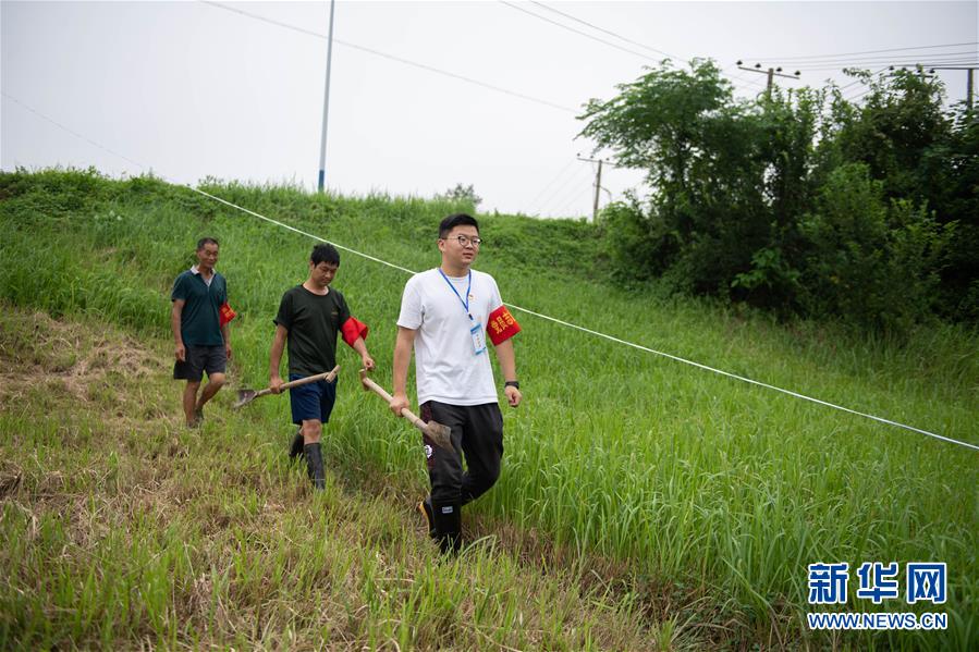 （防汛抗洪·圖文互動(dòng)）（3）在大堤上成長(zhǎng)，為人民守護(hù)——洪水中的青年“生力軍”