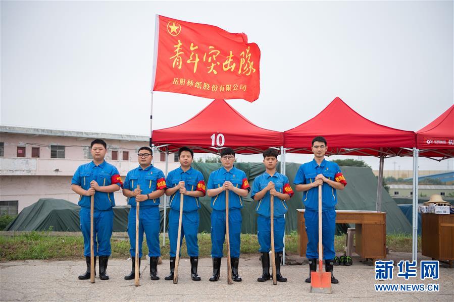 （防汛抗洪·圖文互動(dòng)）（8）在大堤上成長(zhǎng)，為人民守護(hù)——洪水中的青年“生力軍”