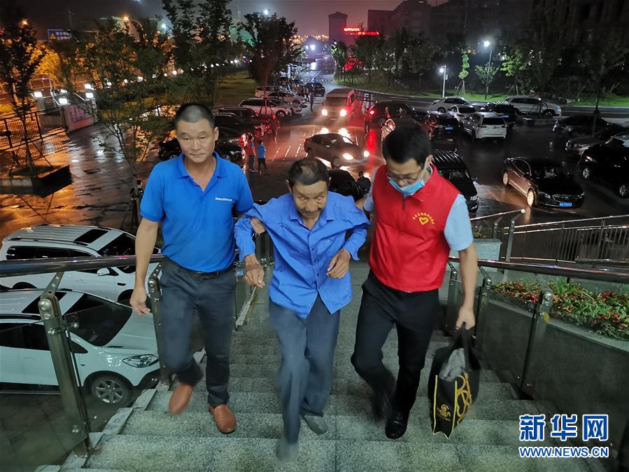 （防汛抗洪·圖文互動）（3）洪水來襲，銅鑼聲在千年古鎮(zhèn)的雨夜響起