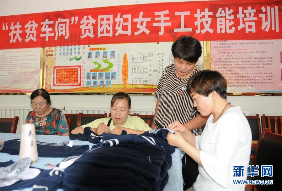 （決戰(zhàn)決勝脫貧攻堅(jiān)·圖文互動(dòng)）（1）內(nèi)蒙古河套：一雙巧手、一副棒針、一團(tuán)毛線(xiàn)打造貧困戶(hù)“炕頭經(jīng)濟(jì)”