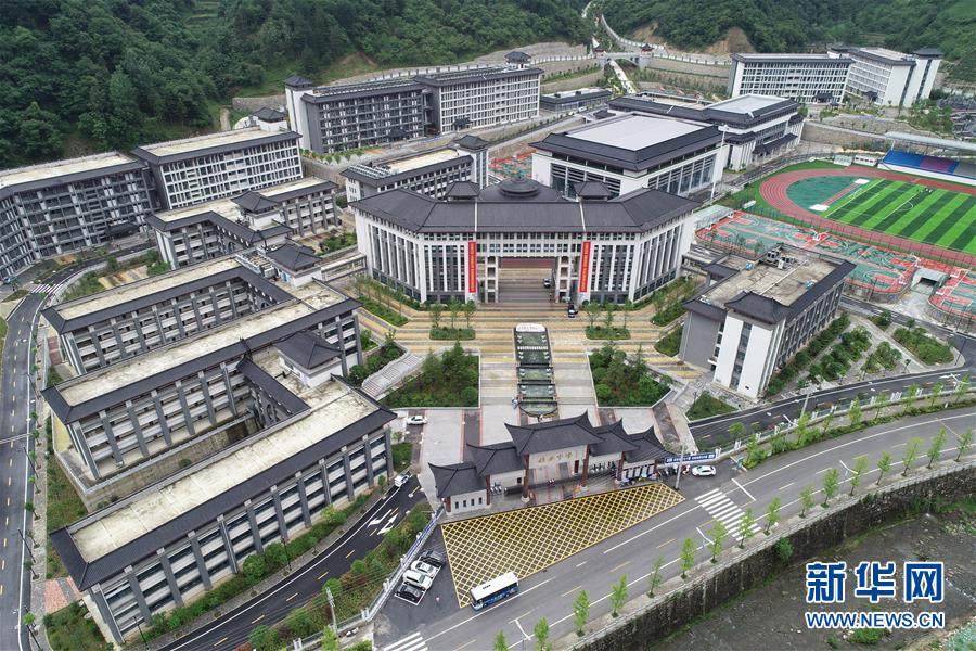 （新華視點·圖文互動）（1）學校建漂亮點本無錯，為何這所“豪華中學”讓人困惑？