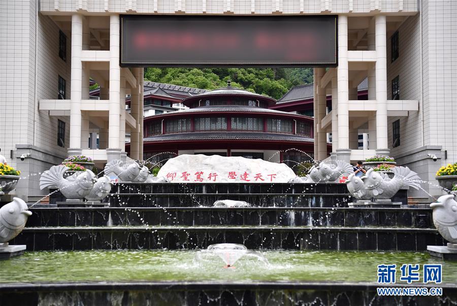 （新華視點·圖文互動）（3）學校建漂亮點本無錯，為何這所“豪華中學”讓人困惑？