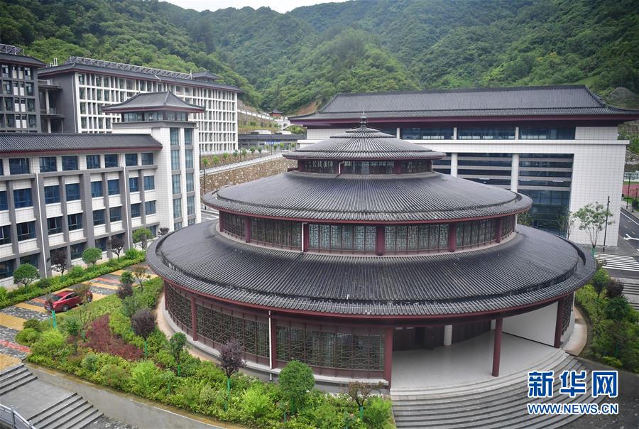 （新華視點·圖文互動）（4）學校建漂亮點本無錯，為何這所“豪華中學”讓人困惑？