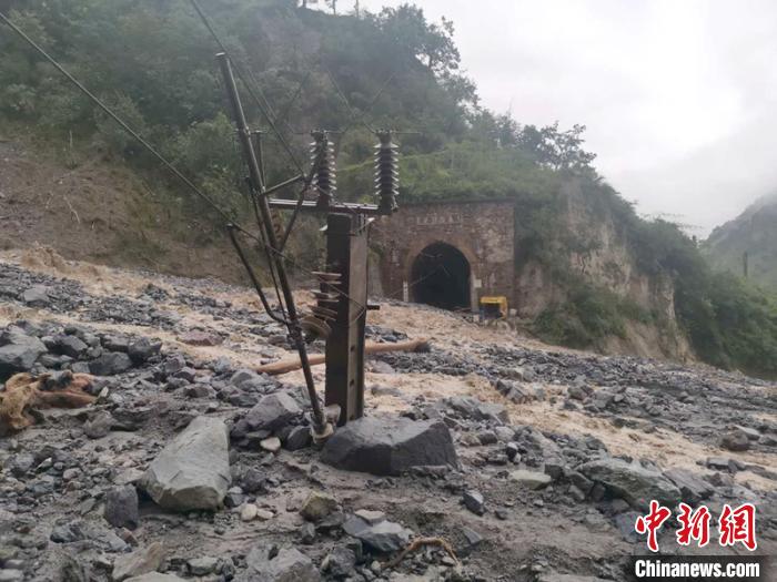 因泥石流受損的成昆鐵路區(qū)間?！ソ?攝