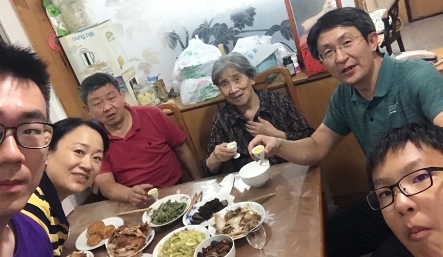 10月1日，留學(xué)生李天力（左一）在老家淄博的親戚家中與親人一起吃晚飯，共度中秋