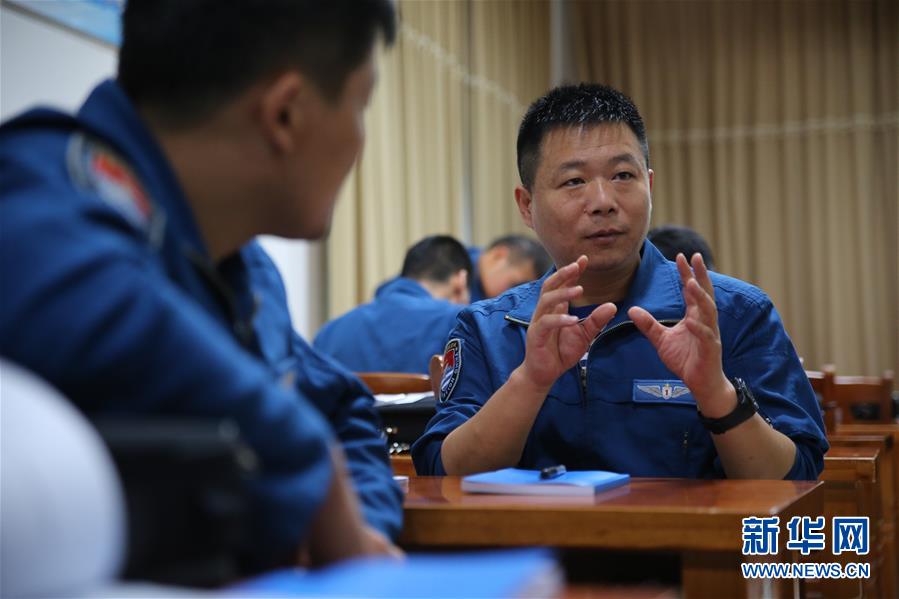 （在習(xí)近平強(qiáng)軍思想指引下·我們?cè)趹?zhàn)位報(bào)告·圖文互動(dòng)）（4）偵天探海 狩獵?？?mdash;—南部戰(zhàn)區(qū)海軍航空兵某師加速轉(zhuǎn)型提升新質(zhì)戰(zhàn)斗力記事