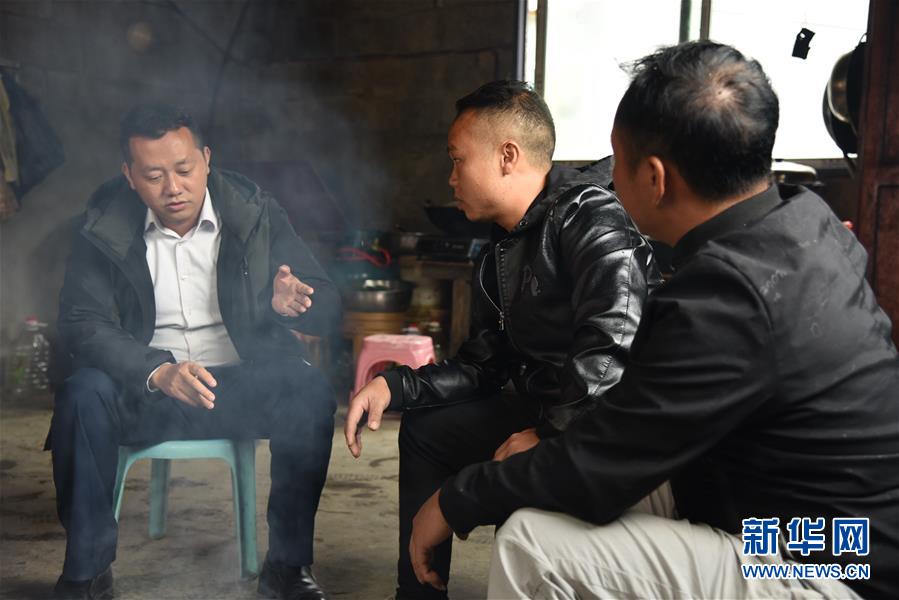 （決戰(zhàn)決勝脫貧攻堅(jiān)·圖文互動(dòng)）“父親未完成的事業(yè)，我來(lái)完成”——貴州父子接力脫貧攻堅(jiān)