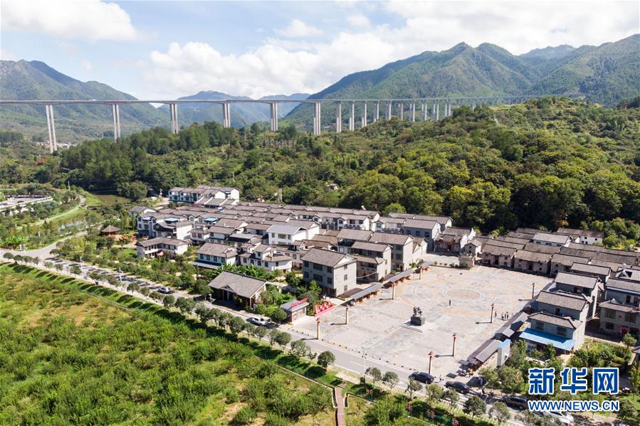 （習(xí)近平的小康故事·新華網(wǎng)·圖文互動(dòng)）（3）“真正解決好基層群眾看病難、看病貴問(wèn)題”——習(xí)近平和群眾健康的故事