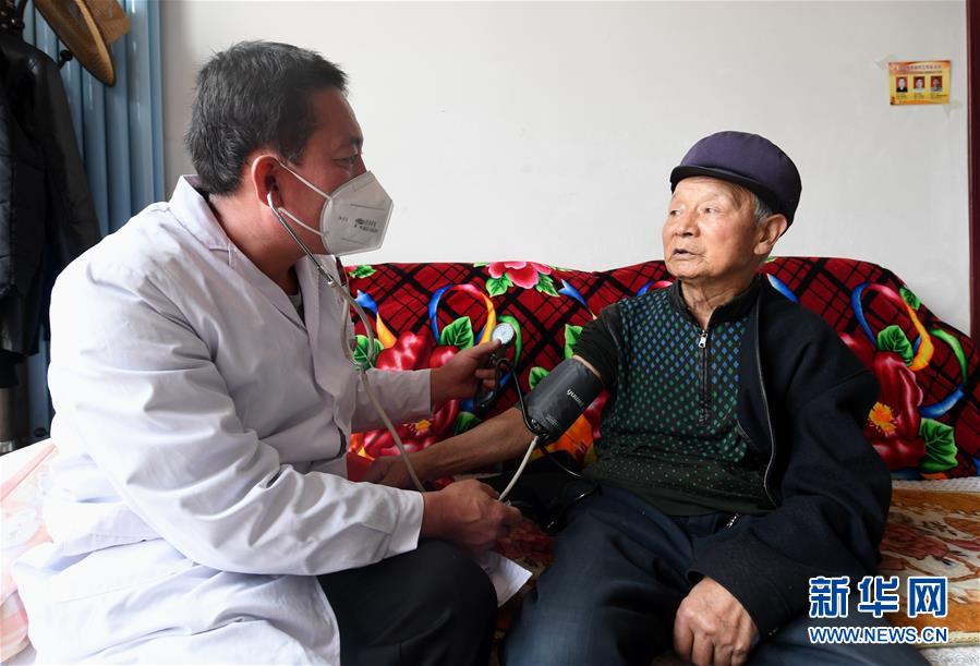 （習(xí)近平的小康故事·新華網(wǎng)·圖文互動(dòng)）（2）“真正解決好基層群眾看病難、看病貴問(wèn)題”——習(xí)近平和群眾健康的故事