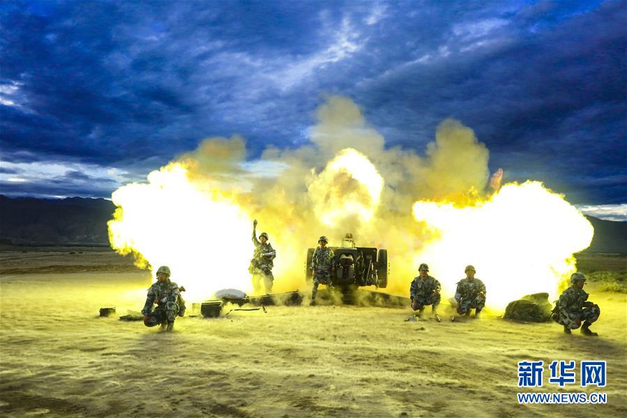 （在習近平強軍思想指引下·我們在戰(zhàn)位報告·圖文互動）（1）朵朵傘花綻放，勝戰(zhàn)精兵天降——空降兵部隊某旅教導員余海龍帶領(lǐng)官兵傳承黃繼光精神記事